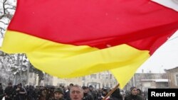 Любой, кто берется сегодня рассуждать о ситуации в Южной Осетии, без всяких оговорок называет ее глубочайшим кризисом, который поставил республику на грань катастрофы