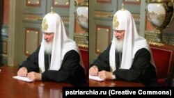 Патрыярх Кірыл з фаташопам і без