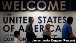 Pasagerii internaționali sosesc pe Aeroportul Internațional Washington Dulles după ce Curtea Supremă a SUA a aprobat o parte din cererea de urgență a administrației Trump de a pune în aplicare interdicția de călătorie în 2018 (fotografie de arhivă).
