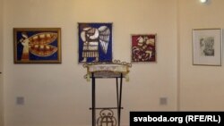 Дзеля таго, каб мацаваць карціны ў галерэі вернікі набылі адмысловае галяндзкае абсталяваньне, як у прафэсійнай галерэі