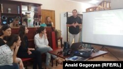 На учебу в Летнюю школу приехали активисты из региональных неправительственных организаций, а также журналисты, студенты и школьники.
Фото автора