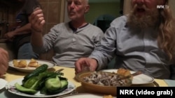 Рунэ Гокштад і Торы Мэнтʼярві каштуюць беларускі алькаголь