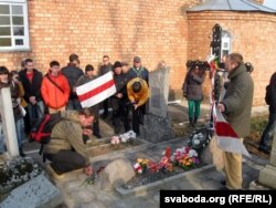 Побач з магілай Віктара Каліноўскага на могілках у Сьвіслачы