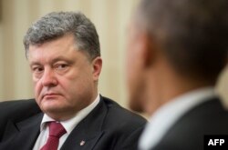 Barack Obama vorbește cu Petro Poroșenko în Biroul Oval din Casa Albă in Washington, 18 sept., 2014
