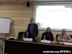 Удзельнікі канфэрэнцыі (зьлева направа) Якаў Рыер, Кацярына Кобчанка, Аляксандар Агееў