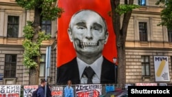 Плякат з выявай Пуціна-крывапійцы ў Рызе