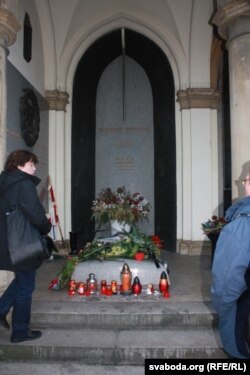 Імя Вацлава Гаўла зьявілася над імем яго першай жонкі Вольгі