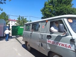 Арнайы әлеуметтік қызмет көрсету орталығы аумағында тұрған медициналық көлік. Орал 19 шілде 2020 жыл.