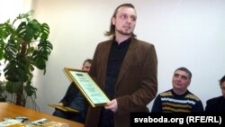 Алесь Плотка падчас атрыманьня прэміі.
