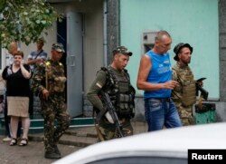 Militari ucraineni arestează un localnic în Dzerzhinsk, lângă Donețk, 28 august, 2014