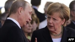 Angela Merkel și Vladimir Putin la comemorarea debarcării aliate în Normandia, in Ouistreham, 6 iunie, 2014
