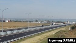 Вантажні машини на автомобільному з'їзді з Керченського мосту, Керч, 1 жовтня 2018 року