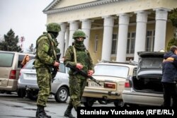 Вооруженные российские военные без опознавательных знаков (так называемые "зеленые человечки") в аэропорту Симферополя, 28 февраля 2014 года