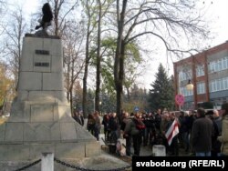 Ускладаньне кветак да помніка Рамуальда Траўгута
