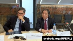 Старшы эканаміст Усясьветнага банку Карліс Смітс (зьлева) і кіраўнік прадстаўніцтва Ўсясьветнага банку ў Беларусі Ян Чул Кім