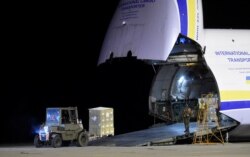 Прибытие грузового самолета со 100 тоннами медицинских грузов из Китая в аэропорт Пардубице (Чехия), 20 марта 2020 года