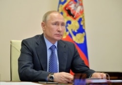 Президент России во время выступления на заседании правительства 14 апреля