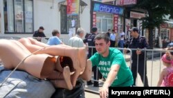 Підприємці вивозять речі з ринку на вулиці Козлова, липень 2015 року