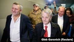 Чийгоза та Умерова зустрічають в аеропорту Бориспіль, Київ, 27 жовтня 2016 року