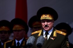 Александр Лукашенко выступает во время военного парада в Минске по случаю Дня Победы. 9 мая 2020 года