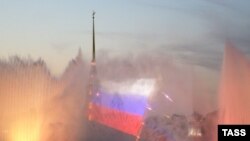 Эксперты отмечают: из года в год празднование 12 июня становится в сознании россиян все менее связанным с историческими событиями 90-х годов