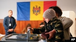 Галасаваньне на выбарчым участку ў Кішынёве, 28 верасьня 2025