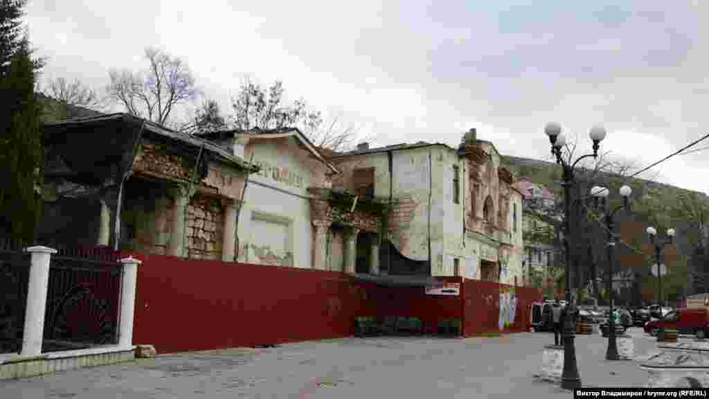 Жағалауда орналасқан &quot;Родина&quot; кинотеатрының тозған ғимараты. Оны қайта жөндеу туралы бірнеше рет айтылғанымен, әзірше тек уәде жүзінде қалған.