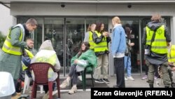 Studenții au blocat intrarea în sediul Radioteleviziunii sârbe. 15 aprilie 2025.
