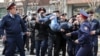 Алматыда полиция Гоголь мен Панфилов көшелерінің қиылысында жүрген адамды ұстап әкетіп барады