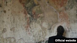 Рабочие установили внутри храма строительные леса и штукатурят стены поверх уникальных фресок. По виду они ничем не отличались от обычной бригады строителей, которых можно встретить на любом из строящихся в республике объектов