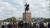 Қостанайдағы Қобыланды батырға арналған ескерткіш маңында тұрған адамдар. 
