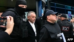 Владимир Плахотню ҳангоми истирдод дар фурудгоҳ