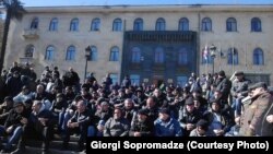 Основное требование шахтеров остается неизменным: они требуют увеличения зарплат на 40%. В свою очередь, руководство компании «Грузуголь» заверяет, что на данном этапе это невозможно