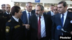 Армения премьер-министрі Никол Пашинян кеден нысандарын аралап жүр. 9 сәуір 2019 жыл.
