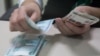 Петербург: пенсионерке выдавали пенсию билетами "банка приколов"