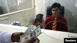 طالبان در ابتدا سقف برداشت از هر حساب بانکی را ۲۰۰ دلار در هفته تعیین کرده بود اما در ماه دسامبر این مبلغ را به هزار دلار در هفته افزایش داد