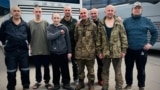 Владимир Миколаенко (четвертый справа) и другие освобожденные из российского плена 24 августа 2025 года