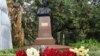 Памятник Нестору Лакоба в Ботаническом саду в Сухуме