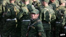 От югоосетинской армии остается военкомат, почетный караул и некоторое количество прапорщиков и офицеров, чтобы организовать срочную службу