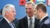 Госсекретарь США Рекс Тиллерсон (слева), генсек НАТО Йенс Столтенберг и глава МИД Грузии Михаил Джанелидзе (справа) в штаб-квартире альянса в Брюсселе