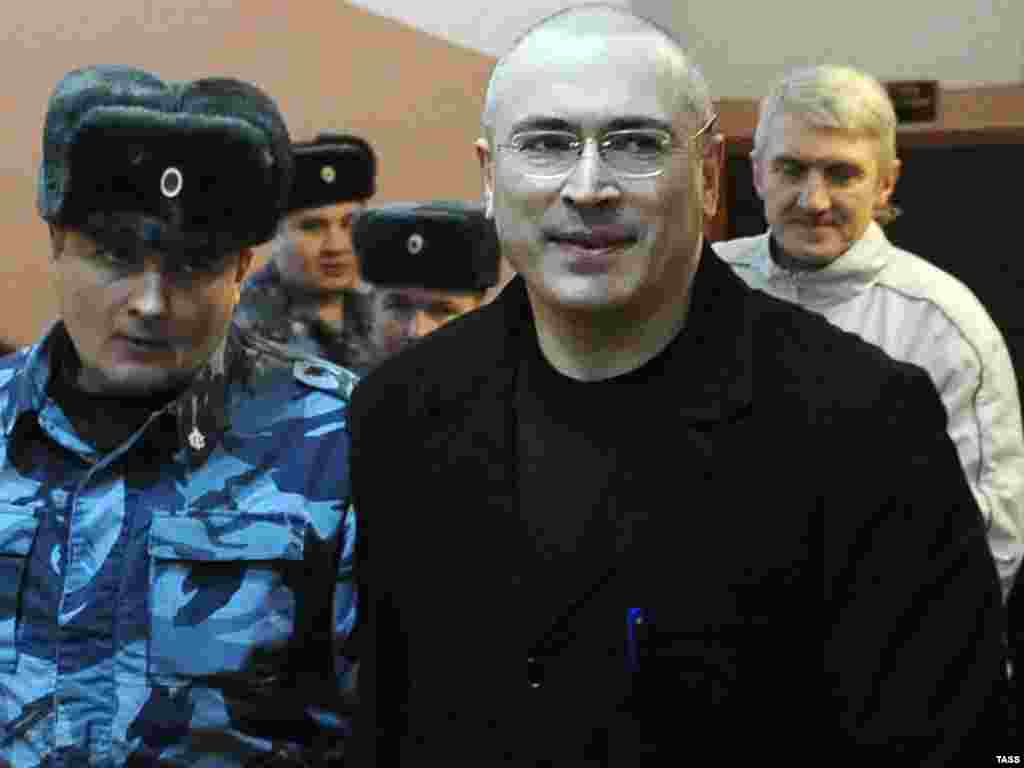 Хадаркоўскага і Лебедзева дастаўляюць у суд, Масква, 11 студзеня 2010 г.