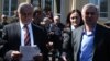 К митингующим вышли депутат парламента Рауль Хаджимба и и.о. президента Валерий Бганба, который заявил, что вопрос нанесения урона торговому центру будет рассматриваться после того, как он будет разблокирован