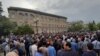Сегодня акция у стен парламента продолжалась. Часть ее участников ночевала прямо здесь, причем обошлись без палаток