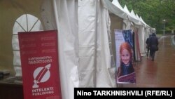 Большая часть палаток, разбитых в качестве выставочного пространства, пустовали под проливным дождем. Побродить среди выставочных столов и полистать книжные новинки в такую погоду решились только самые отчаянные книголюбы