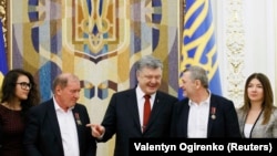 Ільмі Умеров і Ахтем Чийгоз під час зустрічі з президентом України Петром Порошенком. Київ, 27 жовтня 2017 року