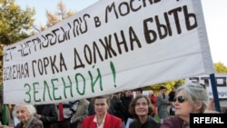 В Новопушкинском сквере часто выступают защитники исторического облика Москвы. Теперь в защите нуждается и сам сквер.