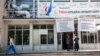 Трехэтажное здание Национального центра рукописей Грузии сегодня увешано плакатами с разными требованиями. Все они сводятся к одному: сотрудники центра призывают Минобразования прислушаться к их голосам и закончить «игру в одни ворота»
