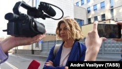 Наталья Синдеева у здания Следственного комитета в Москве