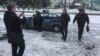 Міліцыянты дастаўляюць Анатоля Лябедзьку (другі справа) ў Жабінкаўскі раённы суд