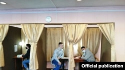 Адкрытыя кабінкі для галасаваньня, Гомель, 22 лютага 